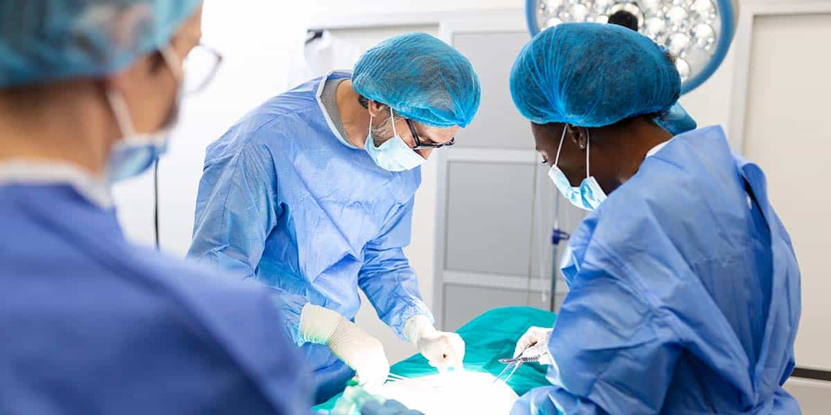 Cirurgia Bariátrica: Saiba o Valor em 2026 1 Cirurgiões fazendo uma gastroplastia - site Dr. Rodrigo Barbosa cirurgião bariátrico e gastrocirurgião São Paulo - SP
