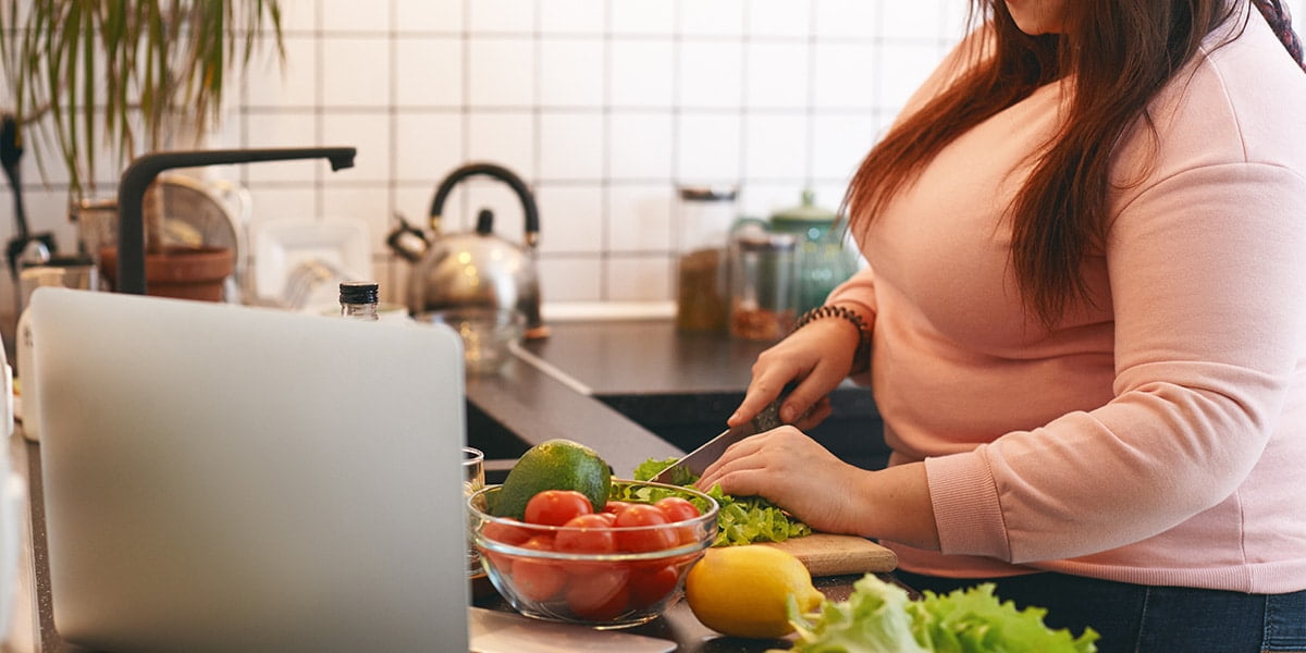 Tratamento para obesidade: o mais adequado para você 4 Mulher preparando salada fazendo tratamento para obesidade - site Dr. Rodrigo Barbosa cirurgião bariátrico e gastrocirurgião São Paulo - SP