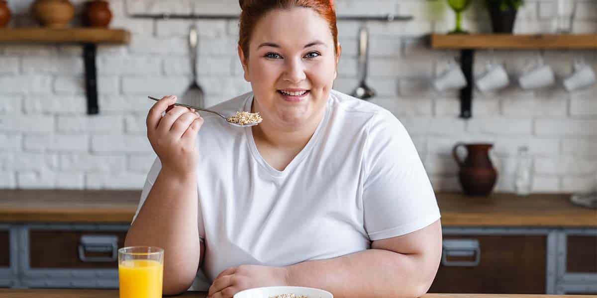 Cirurgião bariátrico: como escolher um bom profissional 5 Mulher obesa comendo comida saudável - site Dr. Rodrigo Barbosa gastrocirurgião de São Paulo - SP