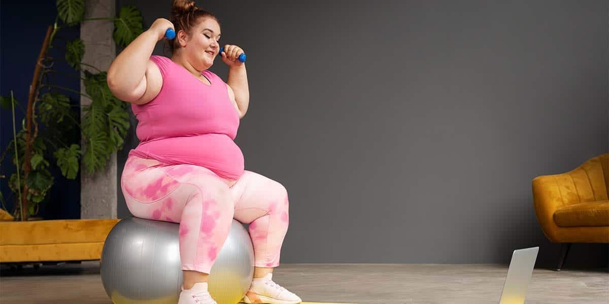 Cirurgia Bariátrica: Saiba o Valor em 2026 4 Mulher obesa sentada numa bola de pilates fazendo exercício - site Dr. Rodrigo Barbosa gastrocirurgião de São Paulo - SP