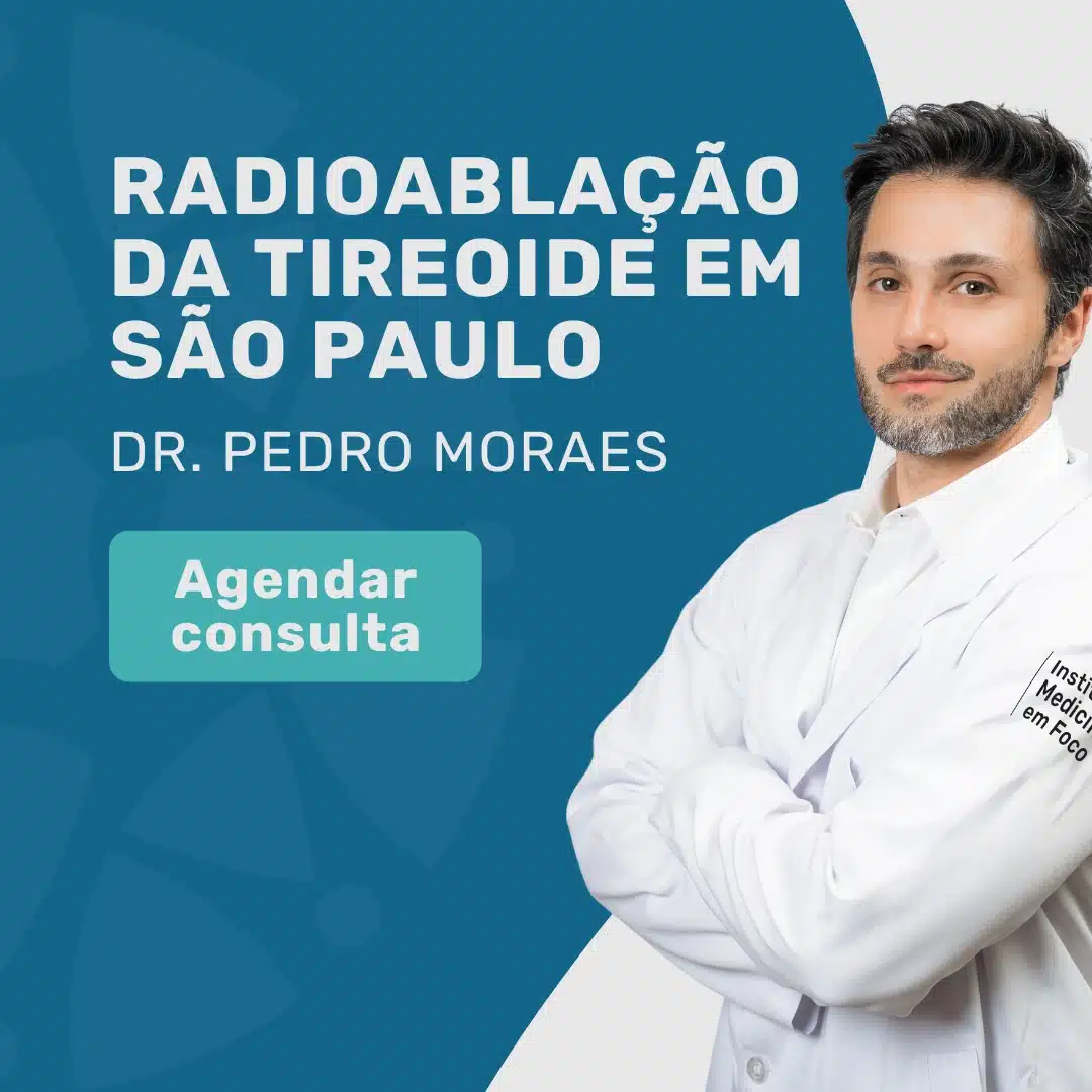 Injeção para Dor na Coluna: Inovações e Segurança em SP 2 Médico posicionando agulha guiada por imagem durante infiltração de coluna.
