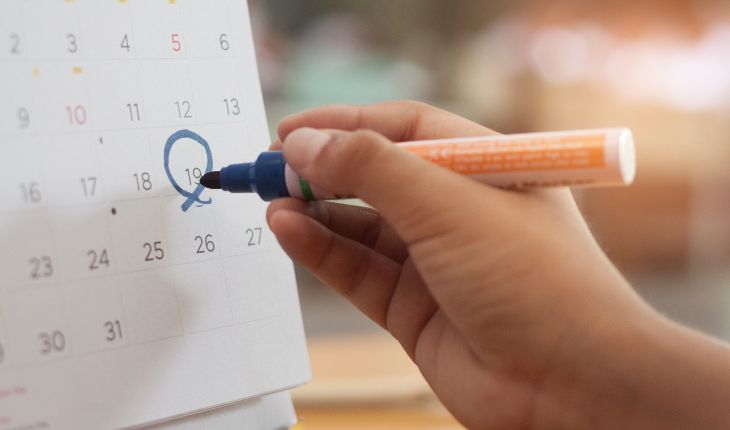 pessoa marcando no calendário pós-operatório