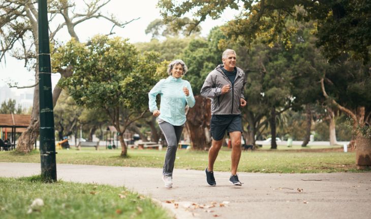 casal de idosos correndo em-parque longevidade após gastroplastia