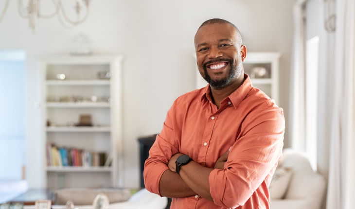 homem-sorrindo-após-correção-de-anomalias-dentofaciais