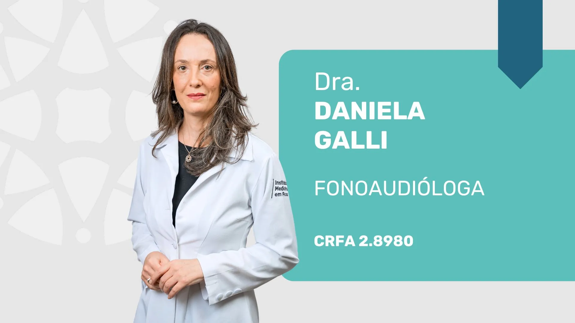 Dra. Daniela Galli, renomada fonoaudióloga em São Paulo, especializada em voz e comunicação, realiza atendimento humanizado e personalizado. Na imagem, Dra. Daniela aparece em uma consulta no Instituto de Infectologia Emílio Ribas, onde atende pacientes com HIV e pessoas transgêneras. Com formação pela PUC-SP e especialização pela Santa Casa, ela é especialista em reabilitação vocal, motricidade orofacial e dicção.