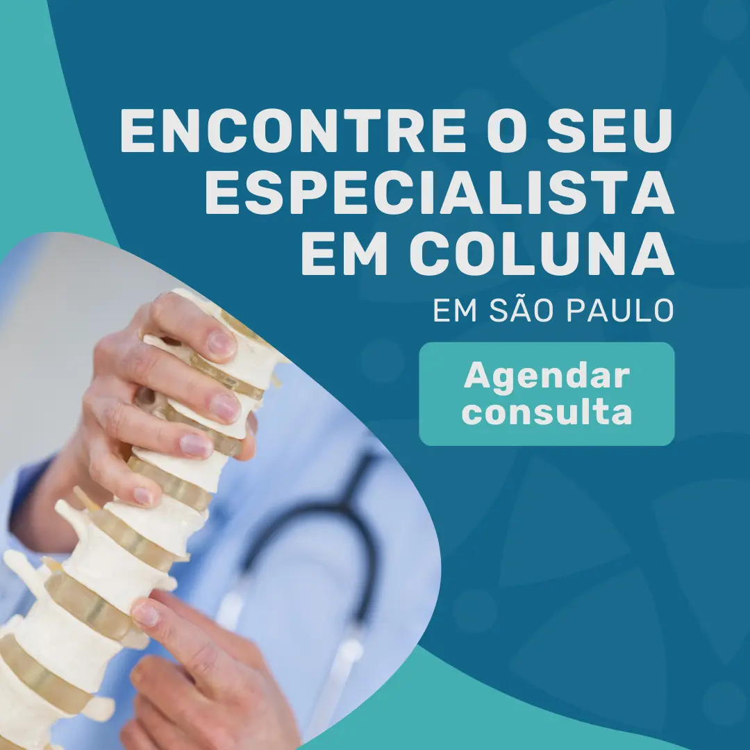 Agende uma consulta com o melhor médico de coluna, Dr. Pedro Correa, renomado ortopedista especialista em coluna e cirurgião de coluna, realizando avaliação detalhada de um paciente para diagnóstico preciso e tratamento eficaz de doenças da coluna vertebral.